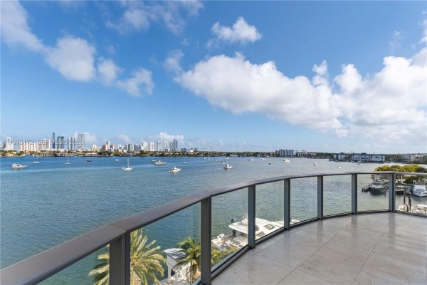 17301 Biscayne Blvd #611 North Miami Beach, FL 33160