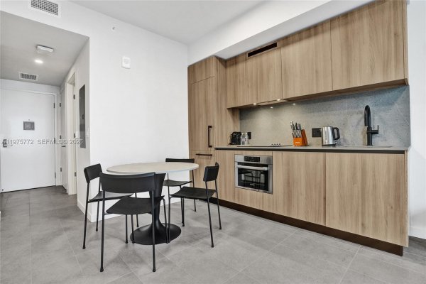 121 NE 5th St #2411 Miami, FL 33132