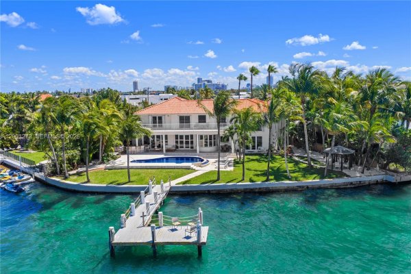 1575 Stillwater Dr Miami Beach, FL 33141