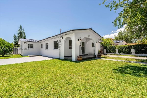 1900 SW 24th St Miami, FL 33145