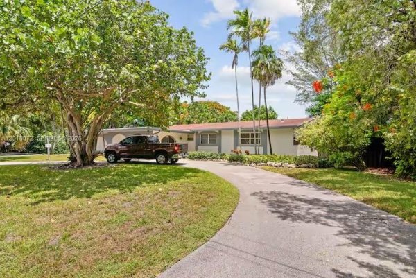 13325 SW 84th Ave Pinecrest, FL 33156