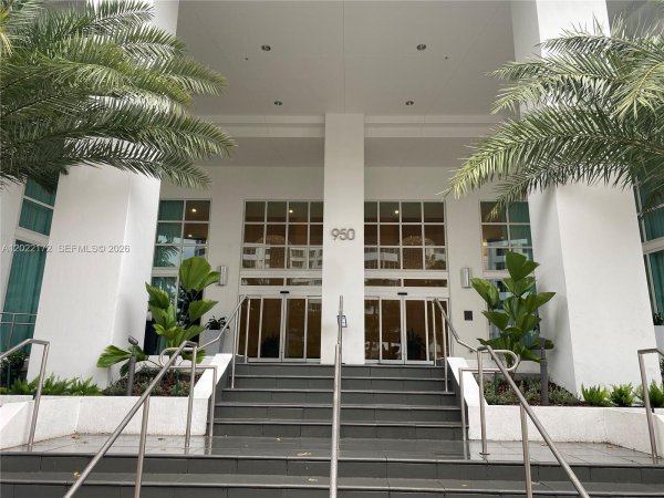 950 Brickell Bay Dr #2206 Miami, FL 33131