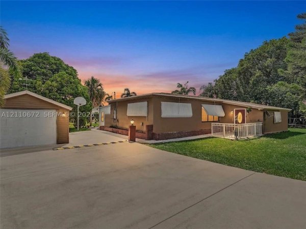 5220 SW 26th Ave Dania Beach, FL 33312