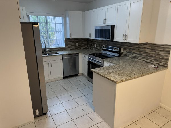 2010 Taylor #7b Hollywood, FL 33020