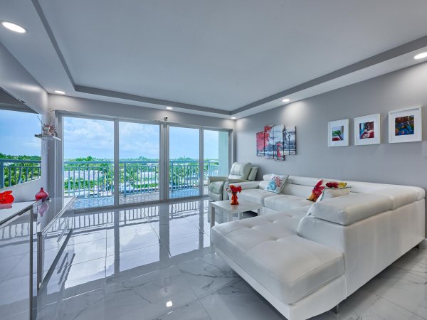 2611 N Riverside Dr #606 Pompano Beach, FL 33062