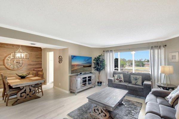 3951 Via Poinciana #415 Lake Worth, FL 33467