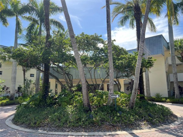 8950 SW 69th Ct #312 Pinecrest, FL 33156