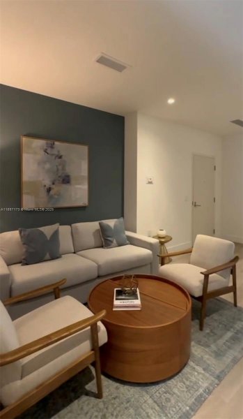 229 SW 9th St #403 Miami, FL 33130