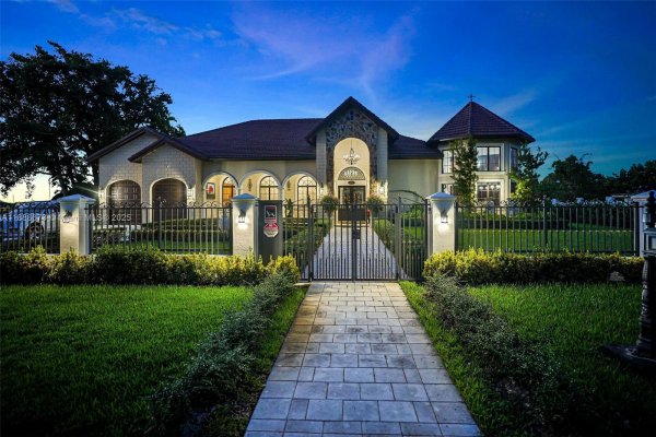 9815 SW 114th St Miami, FL 33176