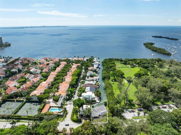 2120 S Bayshore Dr Miami, FL 33133