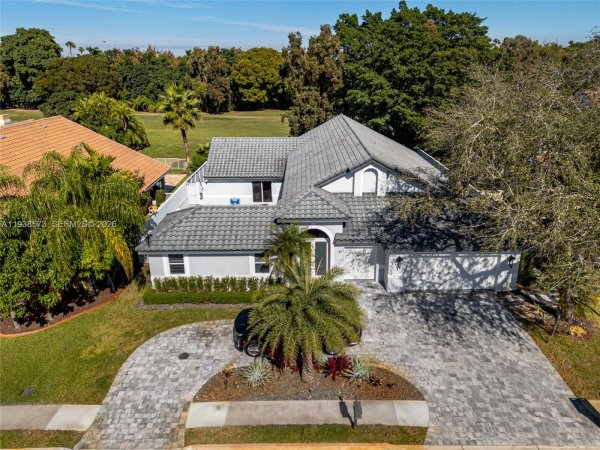 15221 N Laurel Ln N Pembroke Pines, FL 33027