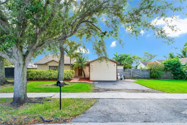 15512 SW 142nd Ct Miami, FL 33177
