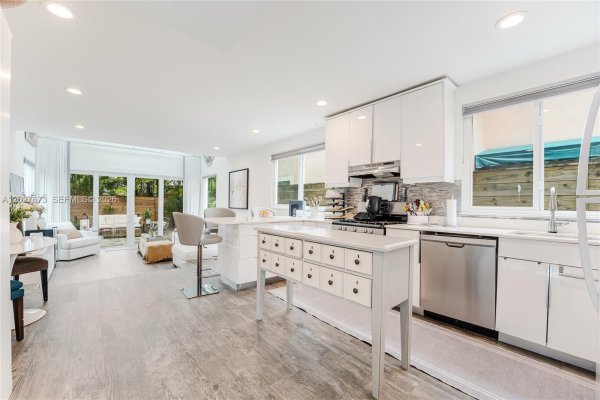 2792 SW 22nd Ave Miami, FL 33133