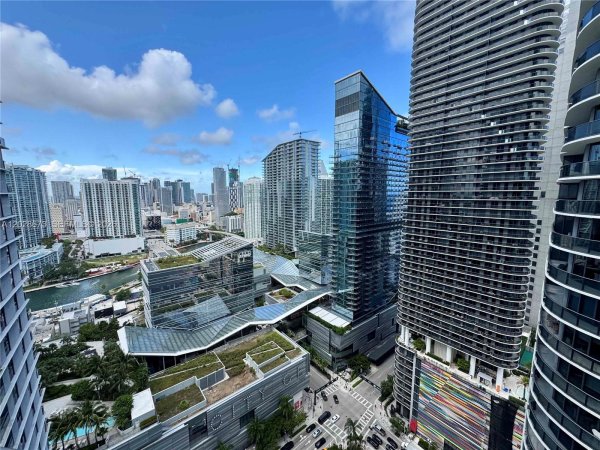 55 SW 9th St #3201 Miami, FL 33130