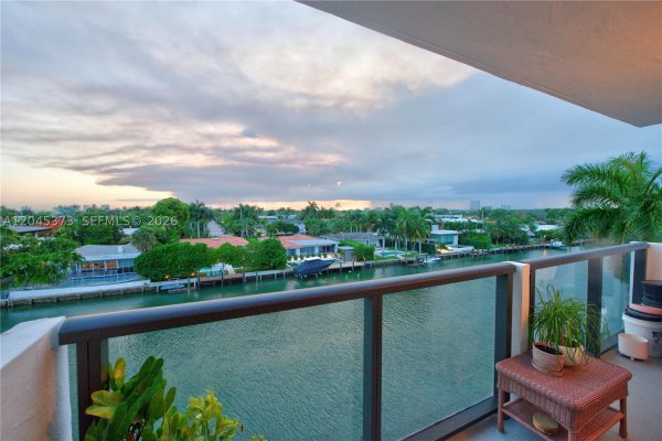 9800 W Bay Hbr Dr #503 Bay Harbor Islands, FL 33154