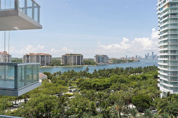 100 S Pointe Dr #910 Miami Beach, FL 33139