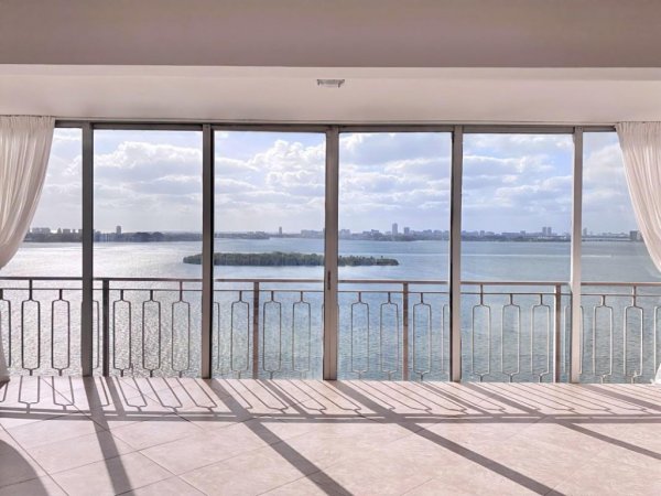 11111 Biscayne #1901 Miami, FL 33181