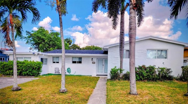 1051 NE 180th North Miami Beach, FL 33162