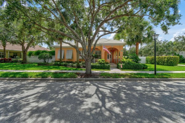 2584 E Community Dr Jupiter, FL 33458