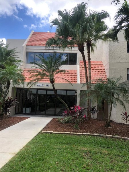 210 Lakeview Dr #207 Weston, FL 33326