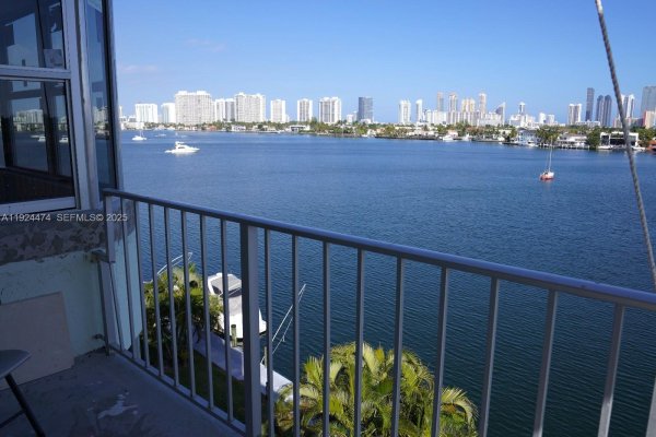 16570 NE 26th Ave #5G BOAT SLIP INCLUDED North Miami Beach, FL 33160