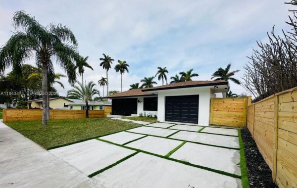 641 NE 2nd St Dania Beach, FL 33004