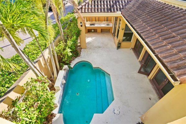 3728 NE 208th Ter Aventura, FL 33180