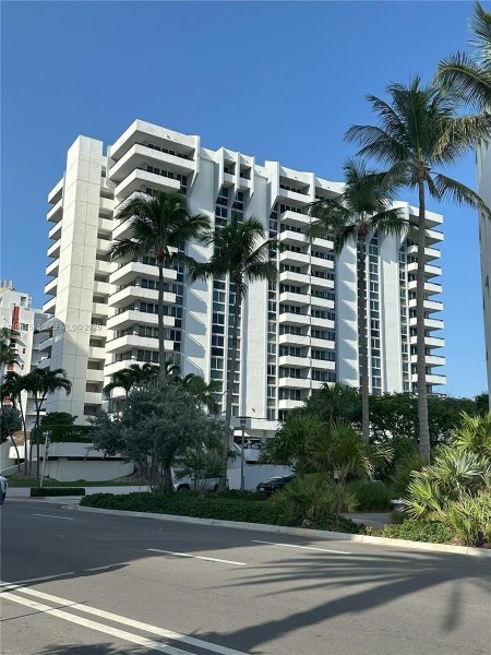 3200 Collins Ave #10-1 Miami Beach, FL 33140