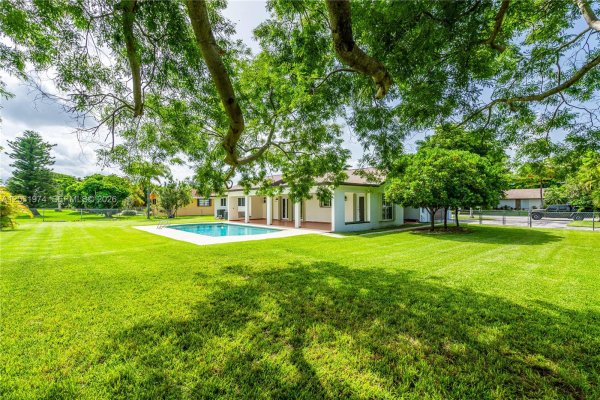 9380 SW 134th Miami, FL 33176