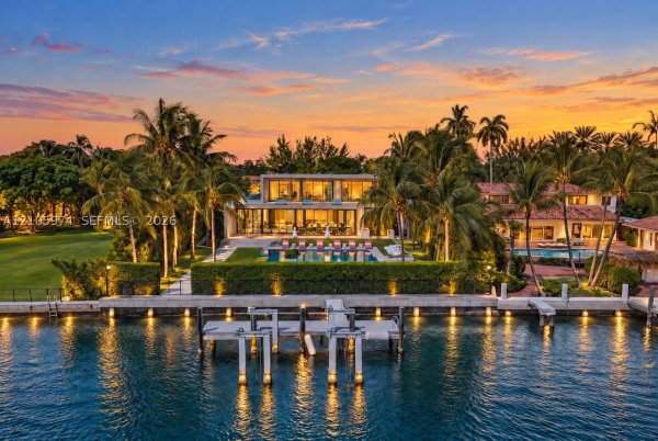 4395 Pine Tree Dr Miami Beach, FL 33140