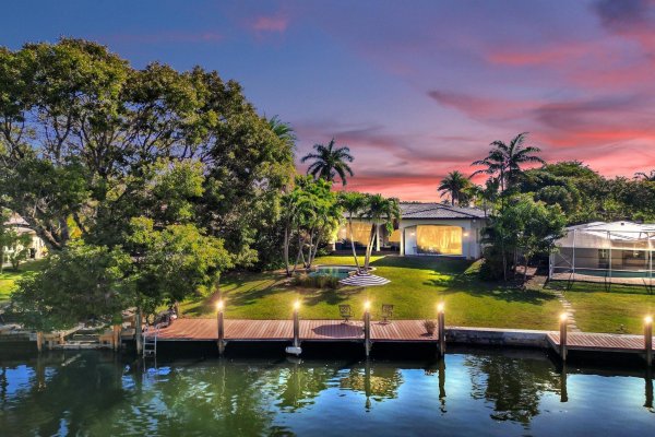 2425 Middle Riv Fort Lauderdale, FL 33305