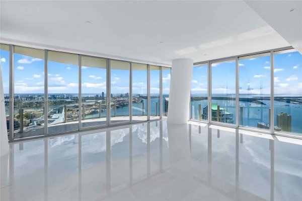 300 Biscayne Blvd Way #4901E Miami, FL 33131 300 Biscayne Blvd Way #4901E Miami, FL 33131