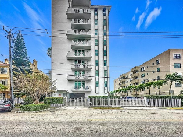 7133 Bay Dr #805 Miami Beach, FL 33141
