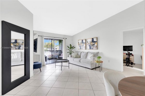 20761 NE 4th Pl #205 Miami, FL 33179