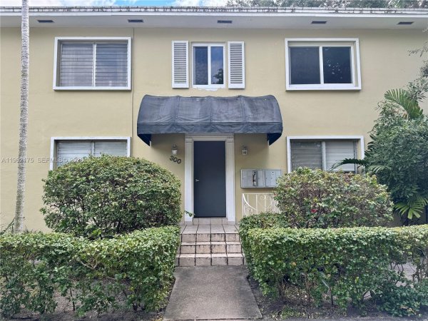 300 Mendoza Ave #2 Coral Gables, FL 33134