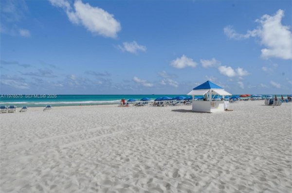 4301 Collins Ave #201 Miami Beach, FL 33140