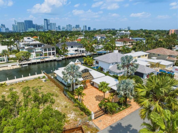 449 Bontona Fort Lauderdale, FL 33301
