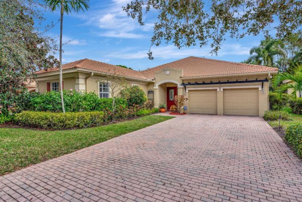 132 Via Castilla Jupiter, FL 33458