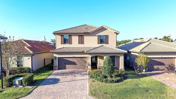 8623 Patron Lake Worth, FL 33467