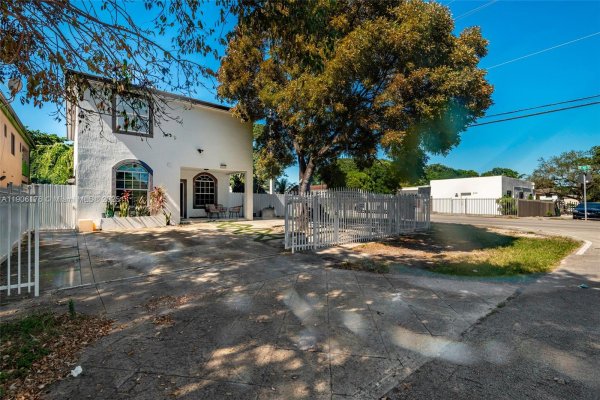 4028 NW 23rd Ct Miami, FL 33142