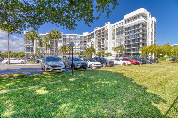 800 Parkview Dr #311 Hallandale Beach, FL 33009