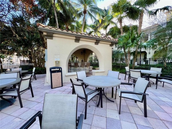 12490 NW 33rd St Sunrise, FL 33323