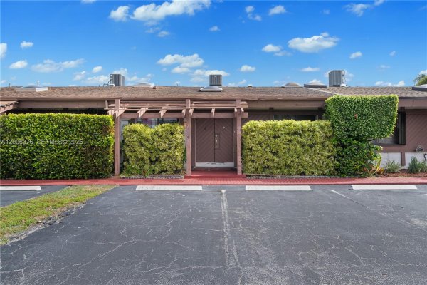 2679 S Parkview Dr Hallandale Beach, FL 33009