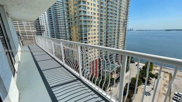1200 Brickell Bay Dr #1702 Miami, FL 33131