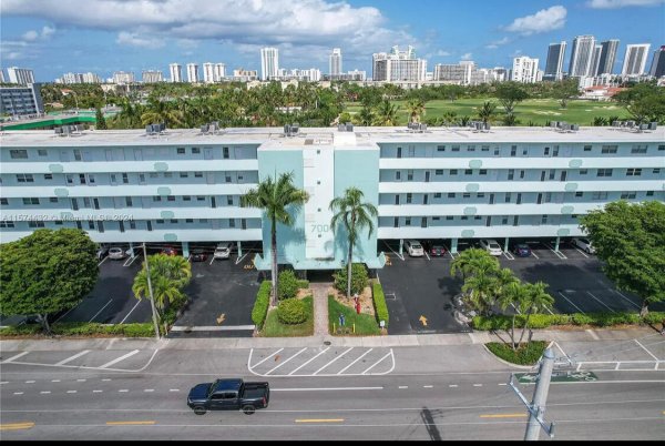700 NE 14th #404 Hallandale Beach, FL 33009