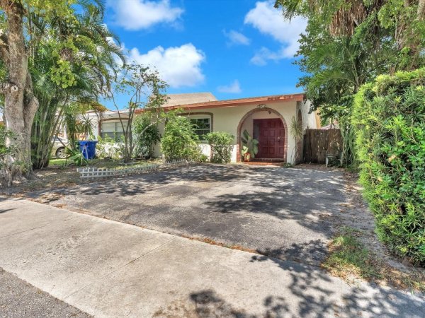 6171 SW 6th Margate, FL 33068