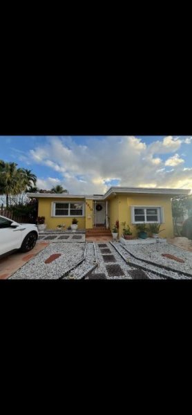 2610 Pierce Hollywood, FL 33020