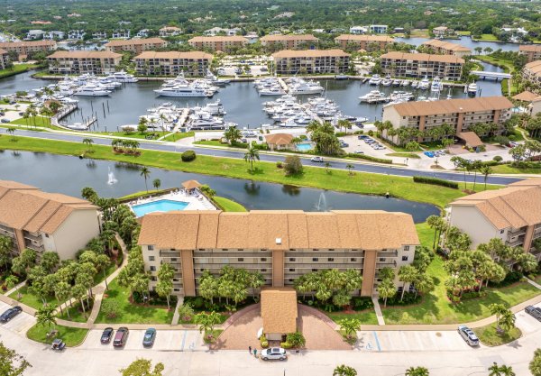 601 Seafarer Cir #104 Jupiter, FL 33477