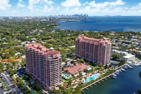 60 Edgewater Dr #5E Coral Gables, FL 33133