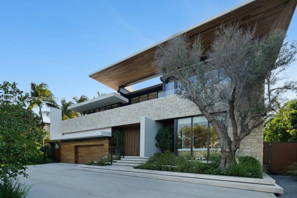 194 S Island Dr Golden Beach, FL 33160